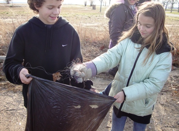 Middle School Volunteers Clean Cove Island Beach